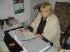 Frau Overländer sitzt am Büro-Schreibtisch